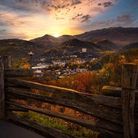 Whispering Winds, Hot Tub, Game Room, Wifi, 1089 Free Tickets Each Paid Day, Dollywood And More Gatlinburg Buitenkant foto