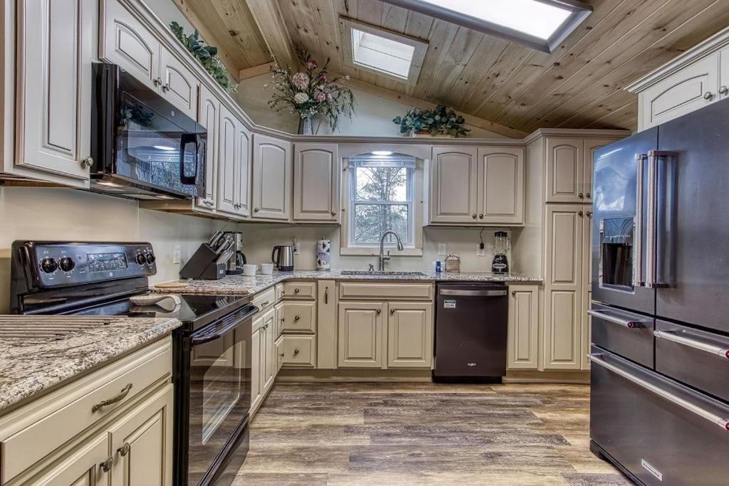 Whispering Winds, Hot Tub, Game Room, Wifi, 1089 Free Tickets Each Paid Day, Dollywood And More Gatlinburg Buitenkant foto