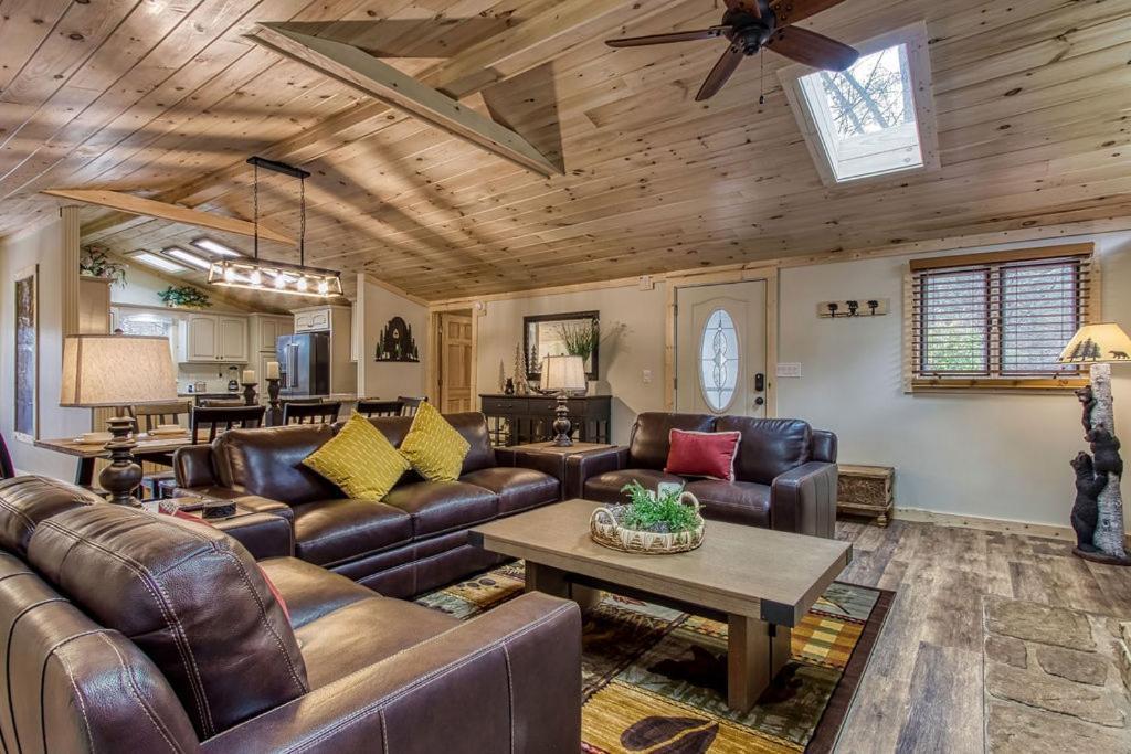 Whispering Winds, Hot Tub, Game Room, Wifi, 1089 Free Tickets Each Paid Day, Dollywood And More Gatlinburg Buitenkant foto