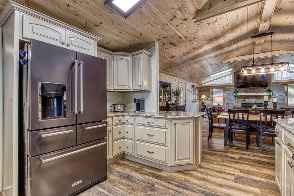 Whispering Winds, Hot Tub, Game Room, Wifi, 1089 Free Tickets Each Paid Day, Dollywood And More Gatlinburg Buitenkant foto