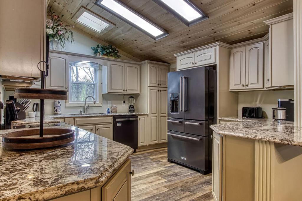 Whispering Winds, Hot Tub, Game Room, Wifi, 1089 Free Tickets Each Paid Day, Dollywood And More Gatlinburg Buitenkant foto