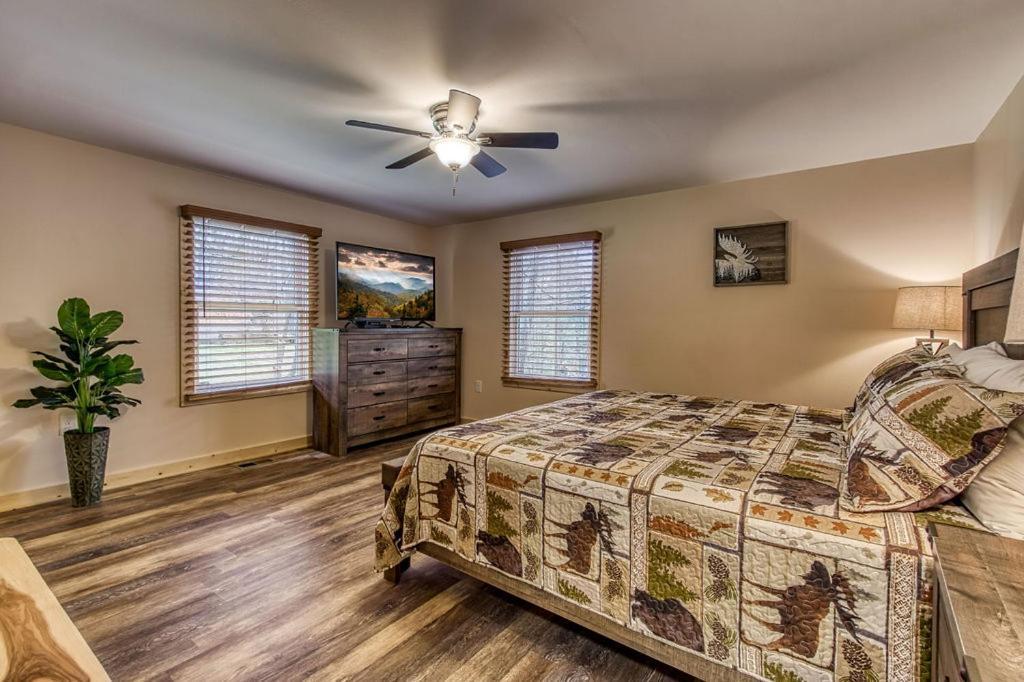 Whispering Winds, Hot Tub, Game Room, Wifi, 1089 Free Tickets Each Paid Day, Dollywood And More Gatlinburg Buitenkant foto