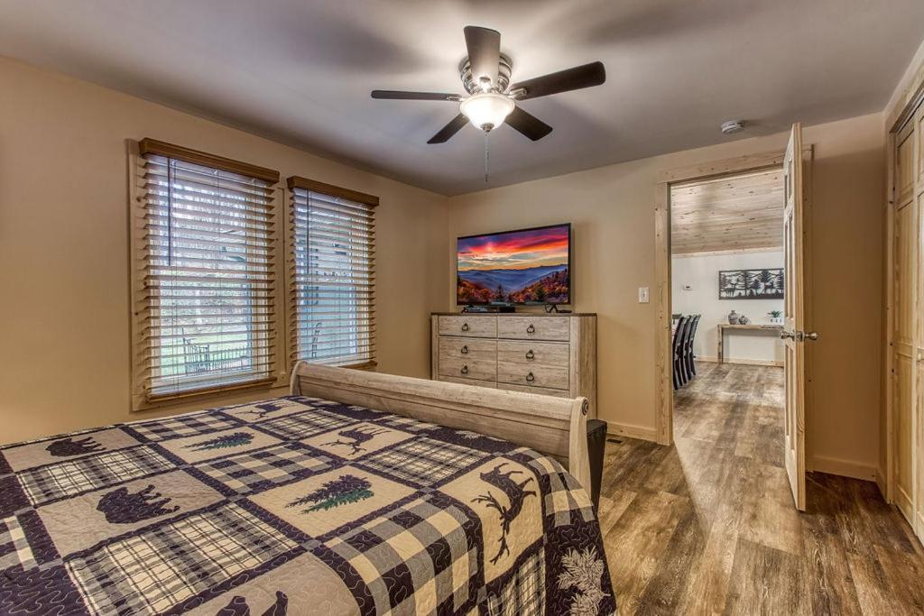 Whispering Winds, Hot Tub, Game Room, Wifi, 1089 Free Tickets Each Paid Day, Dollywood And More Gatlinburg Buitenkant foto